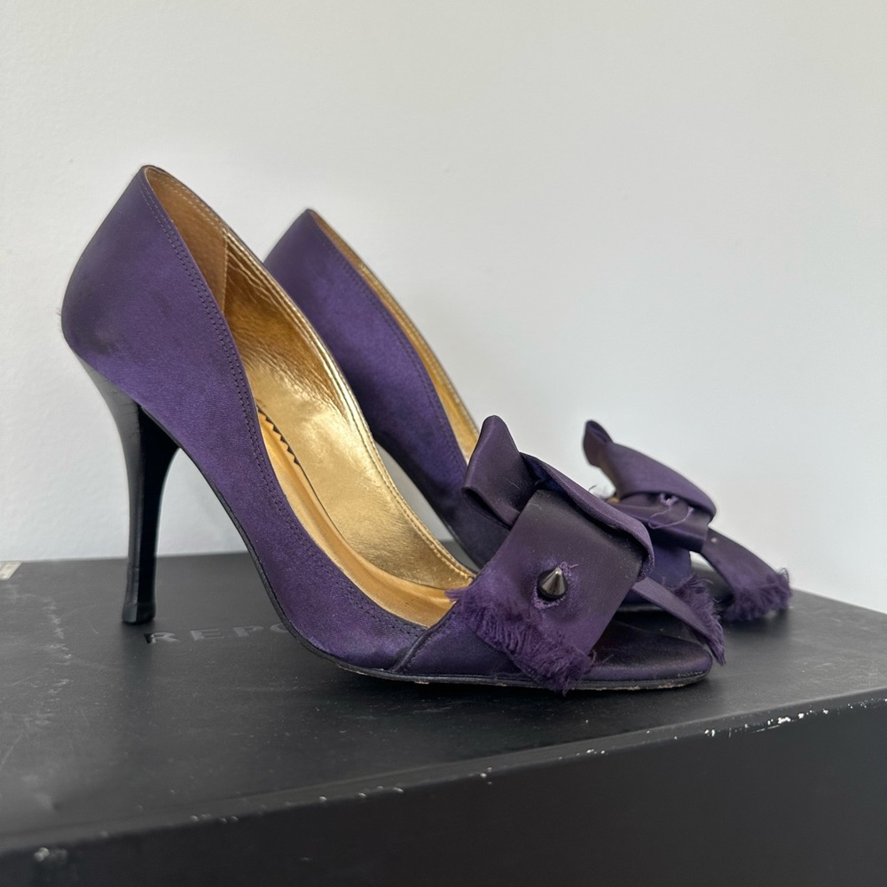 Elegant Purple Heels with Bow Accent
